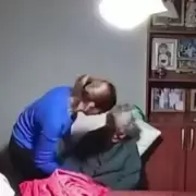 Aberrante video: cuidadora golpe brutalmente a una seora de 84 aos con Alzheimer