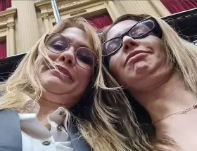 Lilia Limoine y Mara Celeste Ponce tras 16 horas de trabajo en el Congreso