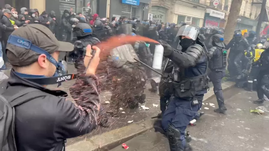 Imgenes de la represin en Francia durante la marcha por el Da del Trabajador.