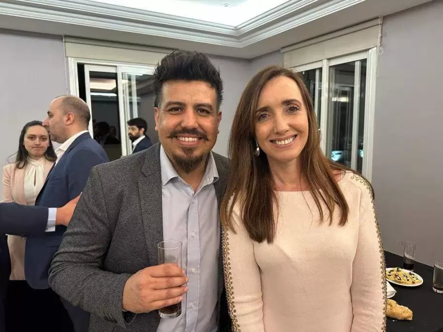 Ezequiel Horacio "Chamu" Taborda, concejal de La Libertad Avanza en Florencio Varela, junto a Victoria Villarruel.