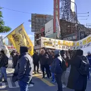 Mientras la UTA amenaza con boicotear el paro nacional, los choferes de la 60 cortaron Puente Saavedra