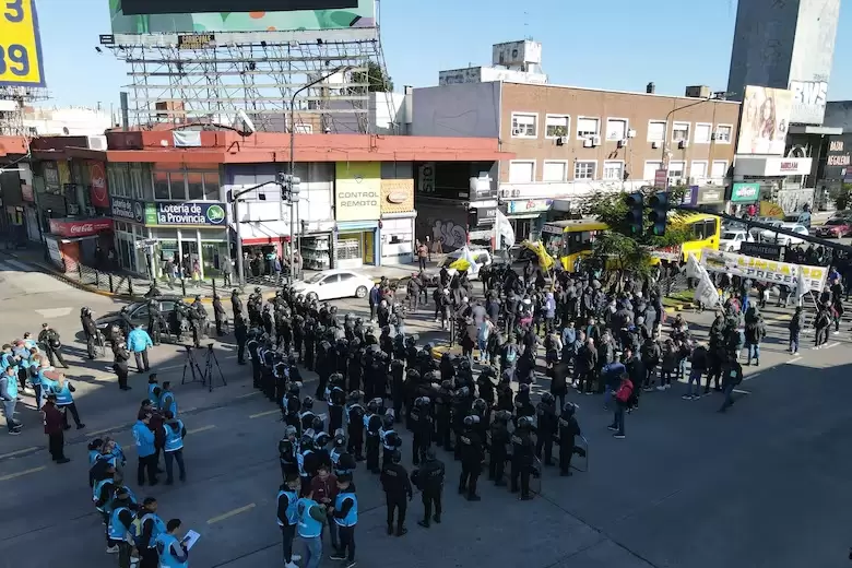 La Polica de la Ciudad se dispuso a cumplir el protocolo represivo sobre los choferes de colectivos, pero finalmente no lo hizo.