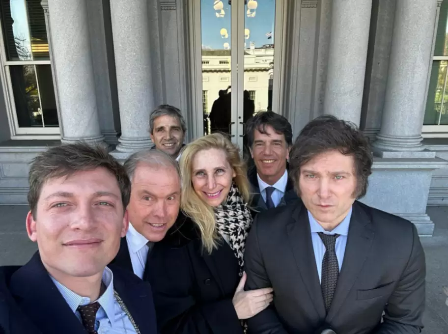 Gerardo Werthein al lado de Karina y Javier Milei, en el viaje a Estados Unidos con la comitiva presidencial.