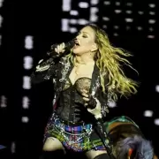 "Argentina, hija de put...": fue a ver a Madonna a Ro con una camiseta de Messi y le dieron una trompada en la cara