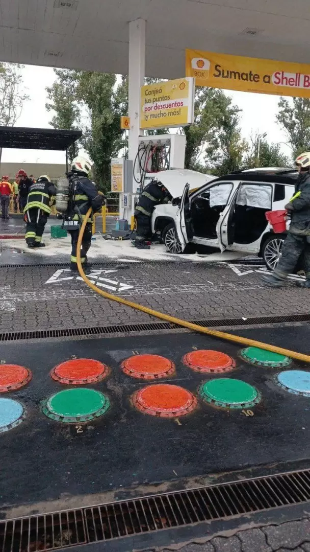 Los bomberos trabajando en la estacin de servicio donde Tiago Palacios choc con un surtidor.