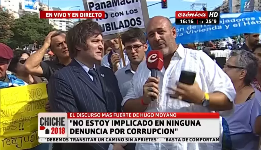Javier Milei y Santiago Cúneo en la marcha en donde el presidente firmó el pedido de juicio político contra Mauricio Macri.