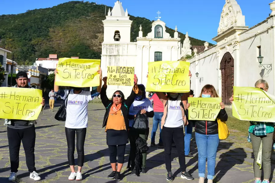 Manifestantes frente al Convento San Bernardo donde se produjeron los hechos de violencia