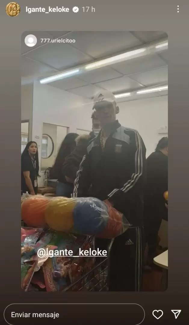 L-Gante llev cientos de regalos para los nios internados en el Garrahan.