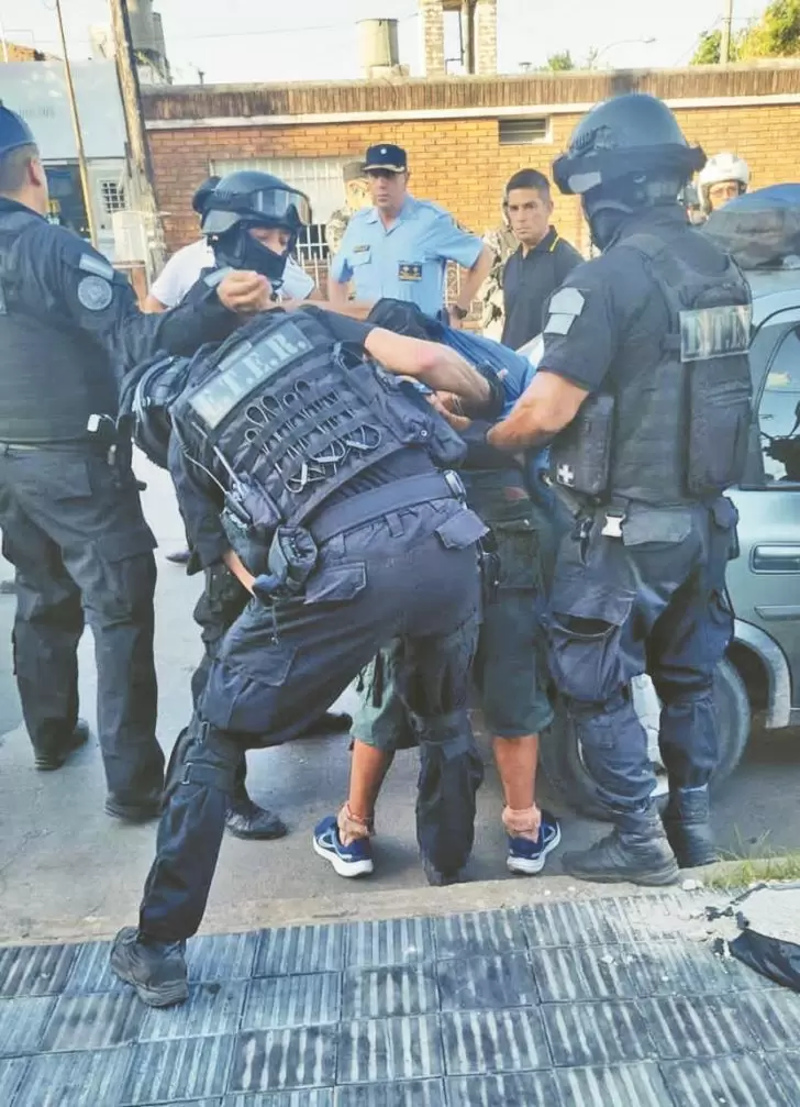 El momento de la detencin de Carmona tras haberse dado a la fuga