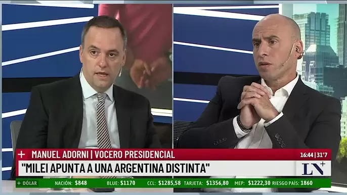 Una de las tantas entrevistas de Adorni frente a EstebanTrebucq