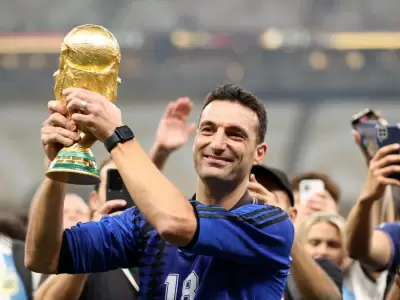 Scaloni con la Copa Mundial de Qatar 2022