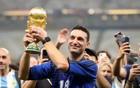 Scaloni con la Copa Mundial de Qatar 2022