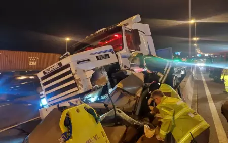 El camin que protagoniz el accidente en la Autopista Panamericana.