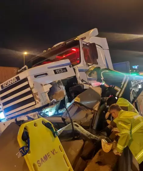 El camin que protagoniz el accidente en la Autopista Panamericana.