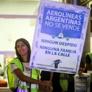 Aerolneas Argentinas se defiende: cientos de manifestantes protestaron en Aeroparque tras los 150 despidos