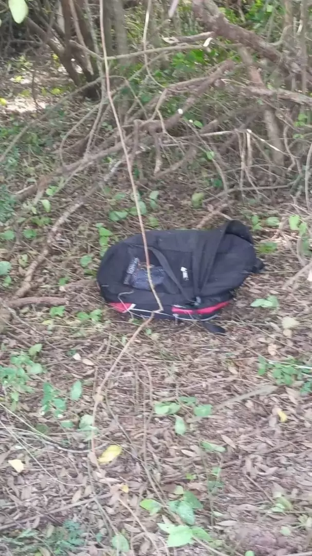 La mochila con las pertenencias de Romina Karban que estaban a metros de donde la fusilaron de cinco disparos.