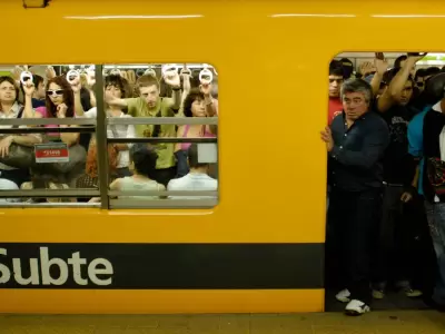 Viajar en subte es a veces una misin imposible