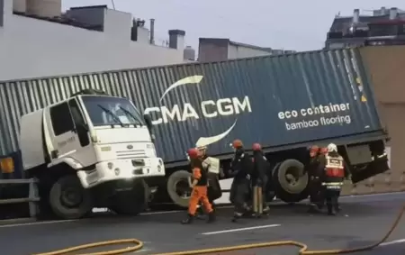 As� qued� el cami�n en plena Autopista