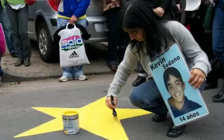 Viviam pintando la estrella amarilla para su hijo Kevin