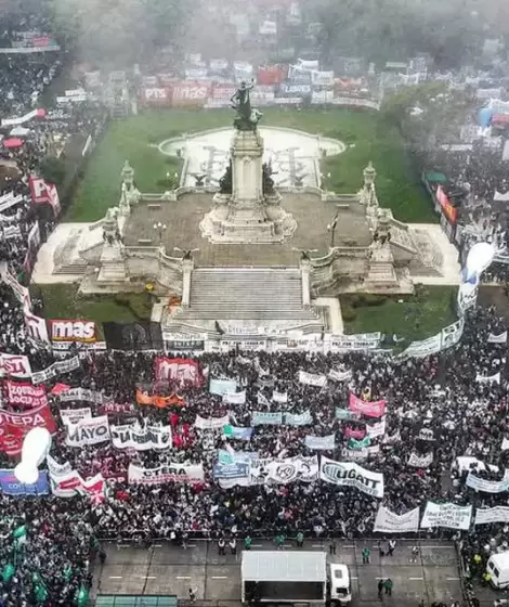 As est la Plaza de los Dos Congresos