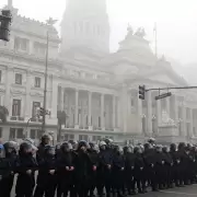 Un polica de la Federal se puso a llorar despus de escuchar a una mujer: "Se te caen las lgrimas, me doy cuenta"