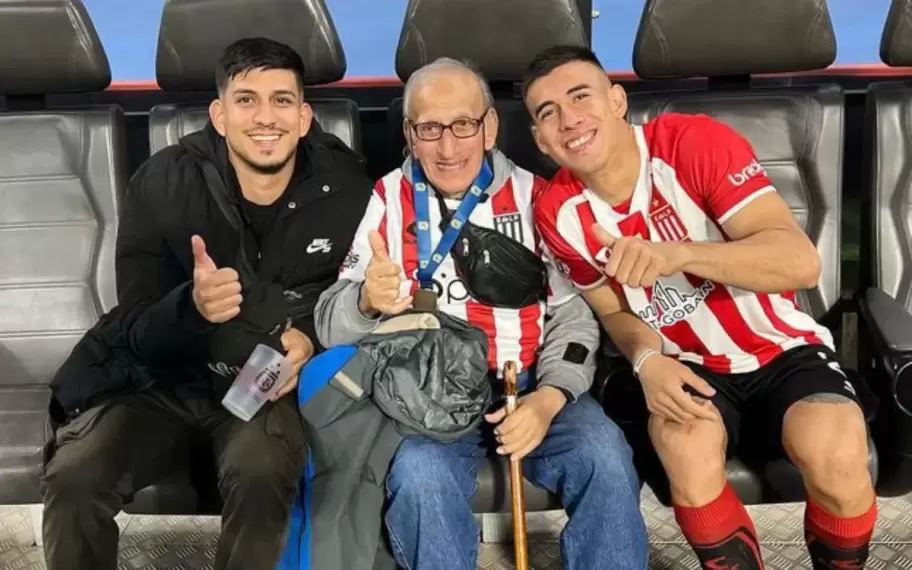 Zaid Romero junto a su abuelo en la celebracin de la Copa de la Liga.