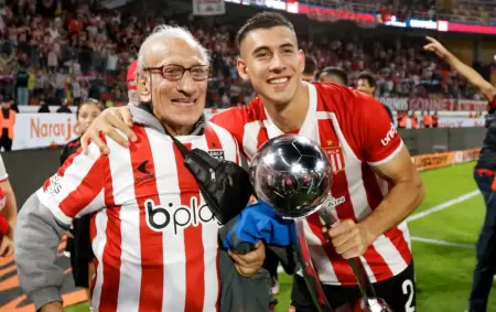 Zaid Romero junto a Domingo, su abuelo, en la celebracin de la Copa de la Liga.
