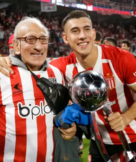 Zaid Romero junto a Domingo, su abuelo, en la celebracin de la Copa de la Liga.