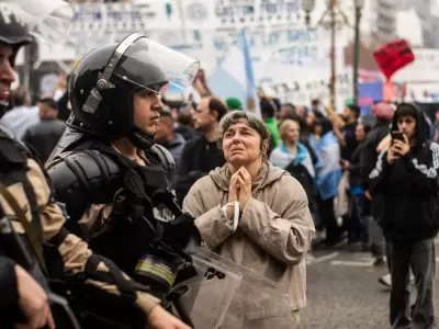 Mujer intenta hablar con los efectivos que reprimiran segundos despus