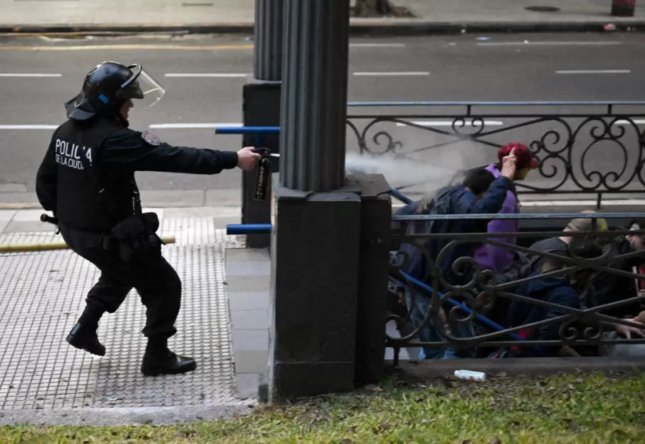 Polica de la Ciudad reprime con gas pimienta sobre los manifestantes que intentaban huir
