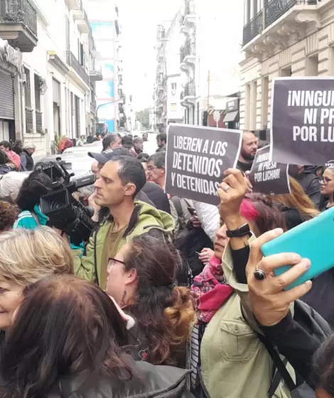 Decenas de personas en la conferencia de prensa por los detenidos