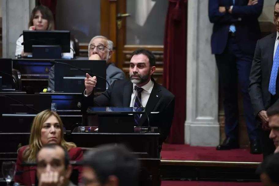 Ezequiel Atauche en el Senado