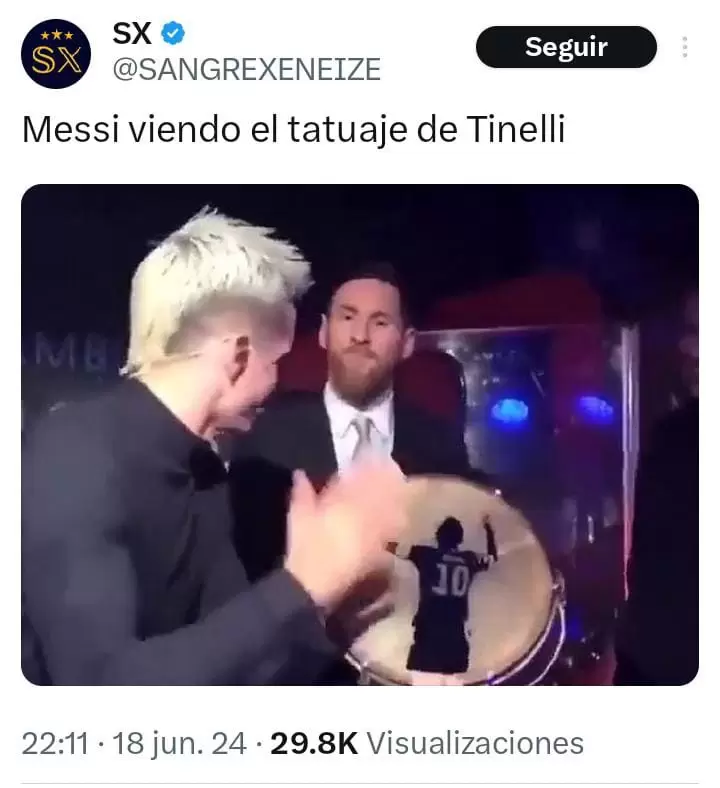 "Messi viendo el tatuaje de Tinelli".