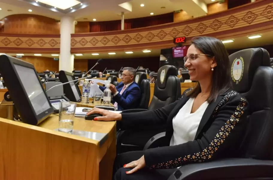 Sara Alperovich sentada en su banca como legisladora tucumana