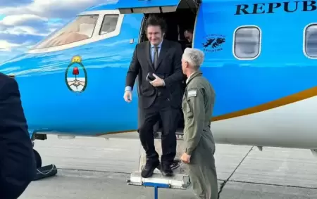 Javier Milei en uno de los aviones de la flota presidencial