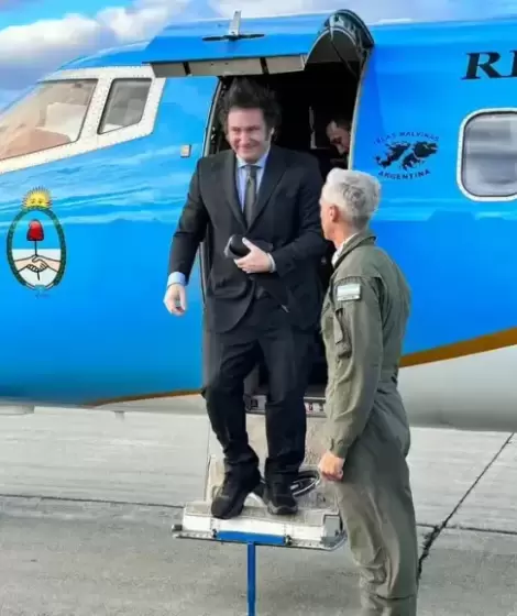 Javier Milei en uno de los aviones de la flota presidencial