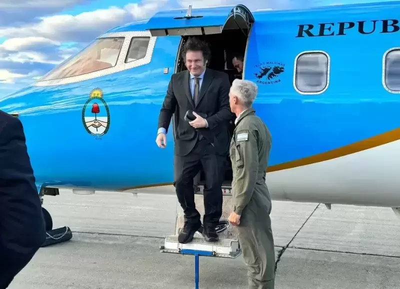 Javier Milei en uno de los aviones de la flota presidencial