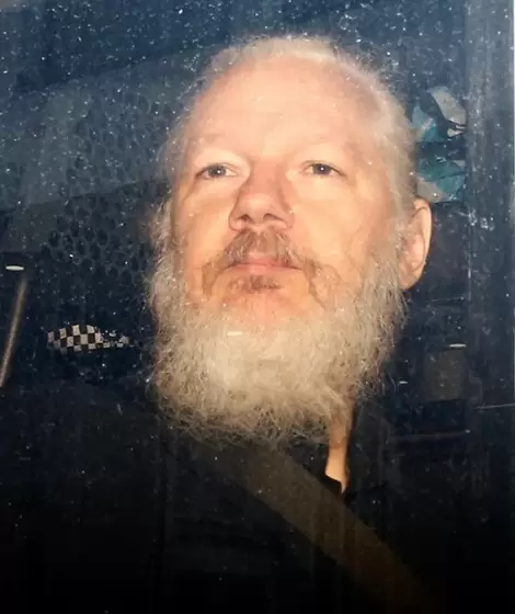 Julian Assange qued en libertad tras doce aos.