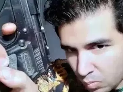 Sabag Montiel con el arma con la que cometi el atentado