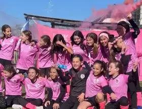 Pink Soccer, el equipo donde juegan Charis y Bella Defederico, sali campen de su categora en la Liga Uefi.