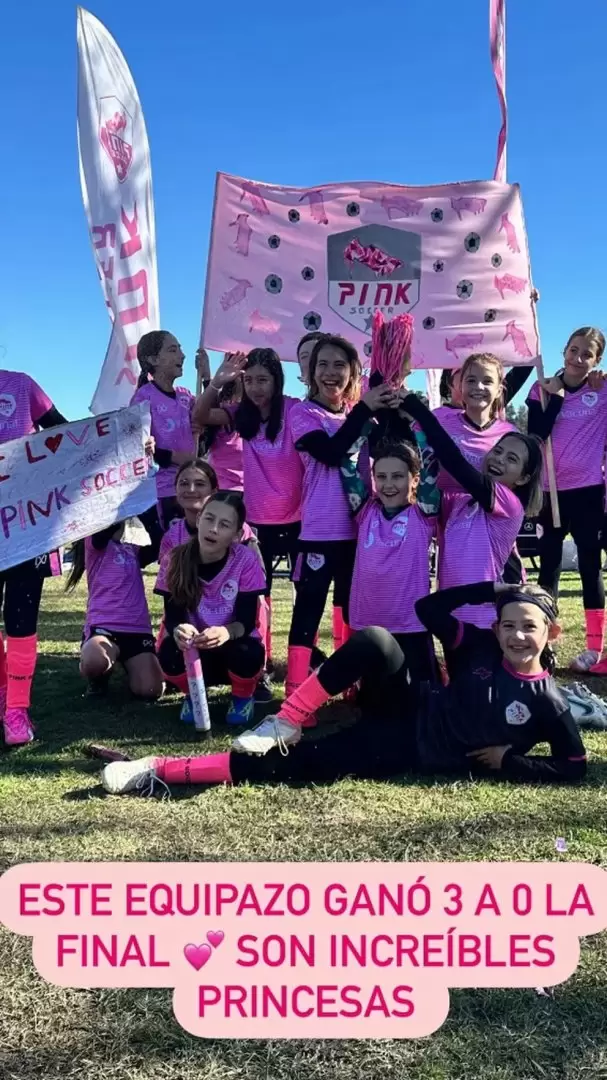 La celebracin de Cinthia Fernndez luego de que sus hijas ganaran 3 a 0 la Final de la Liga Uefi en la que participan.