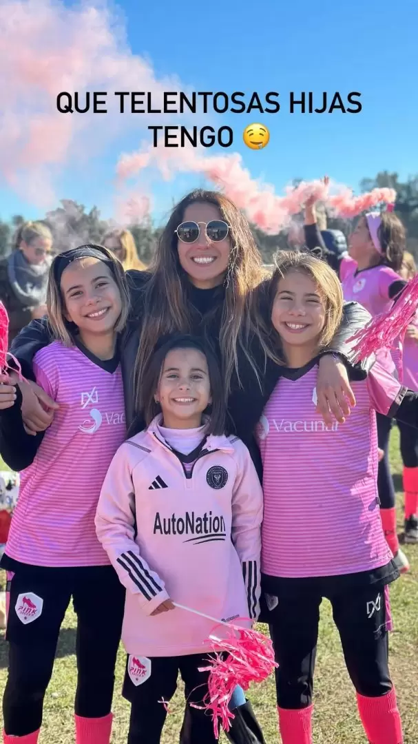 Cinthia Fernndez y sus hijas Charis, Bella y Francesca, luego de que las dos mayores gritaran campeonas en su equipo de ftbol.