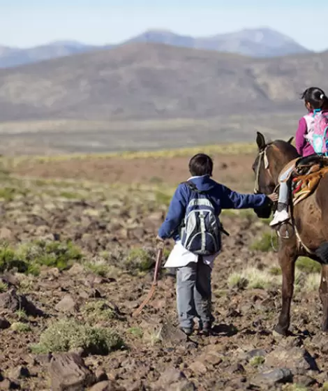 Nios yendo a su escuela rural