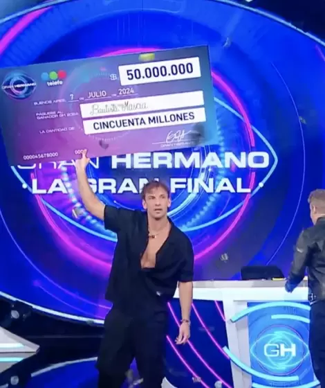 Bautista Mascia alza su cheque tras ganar Gran Hermano.