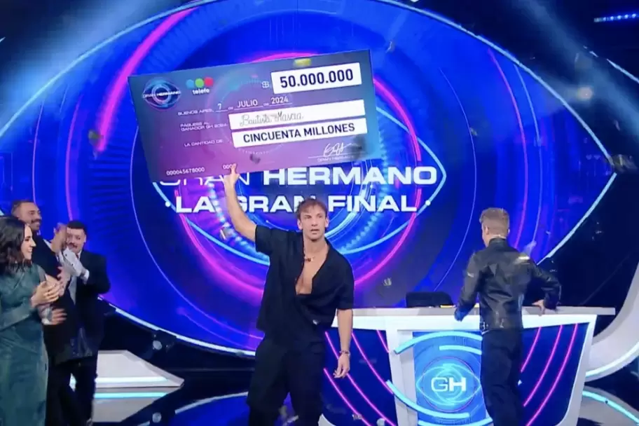 Bautista Mascia alza su cheque tras ganar Gran Hermano.