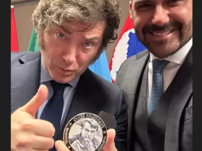 Javier Milei recibi la "medalla de las tres I" por parte de Eduardo y Jair Bolsonaro.