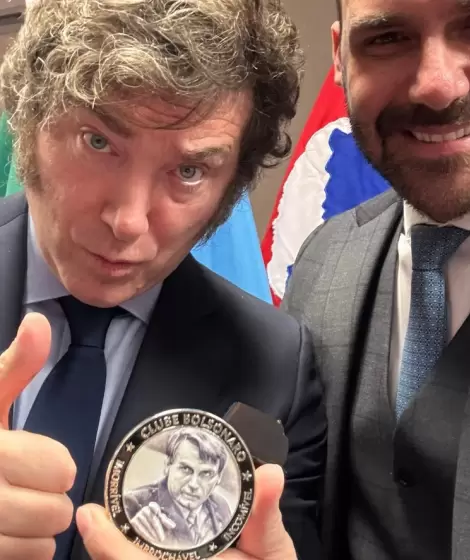 Javier Milei recibi la "medalla de las tres I" por parte de Eduardo y Jair Bolsonaro.