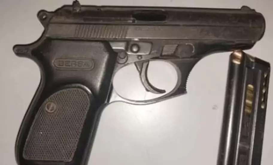 El adolescente amenaz a su compaero con un arma Bersa calibre 22