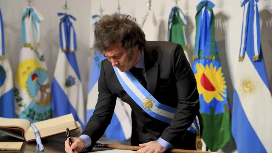 Milei firmando el Pacto de Mayo