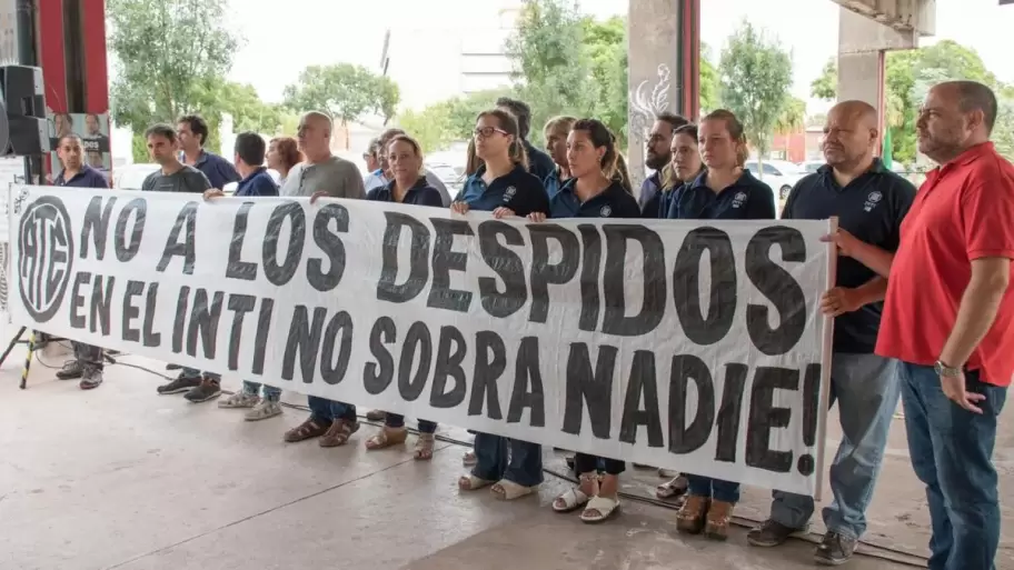 Protesta contra los despidos en el INTI